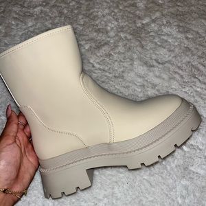 cream boots from Prettylittlething